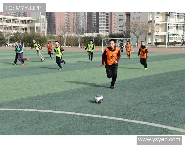 女孩与众多足球明星亲密合影展现青春活力与梦想追逐的美好瞬间 女孩与众多足球明星亲密合影展现青春活力与梦想追逐的美好瞬间